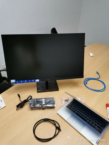 购物选择显示器场景