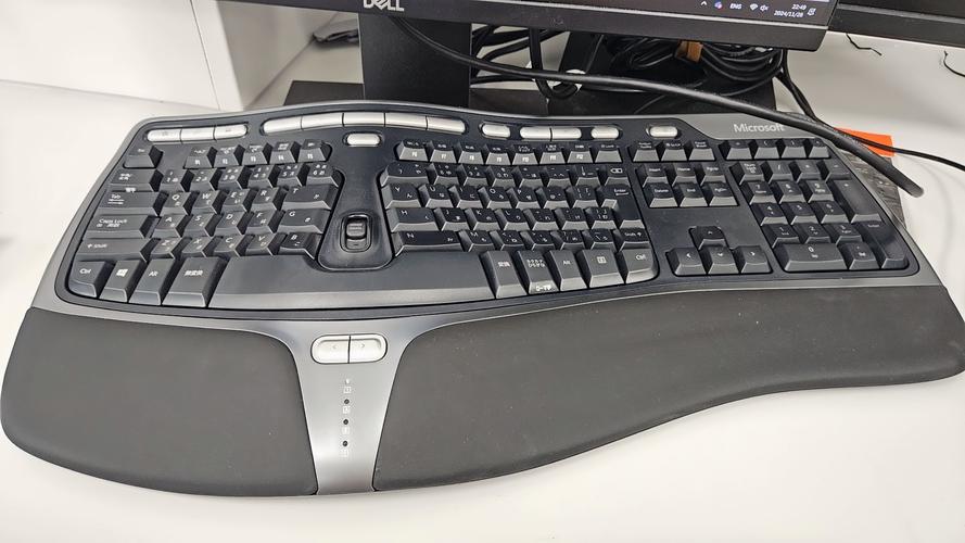 黑色人体工学鼠标设计