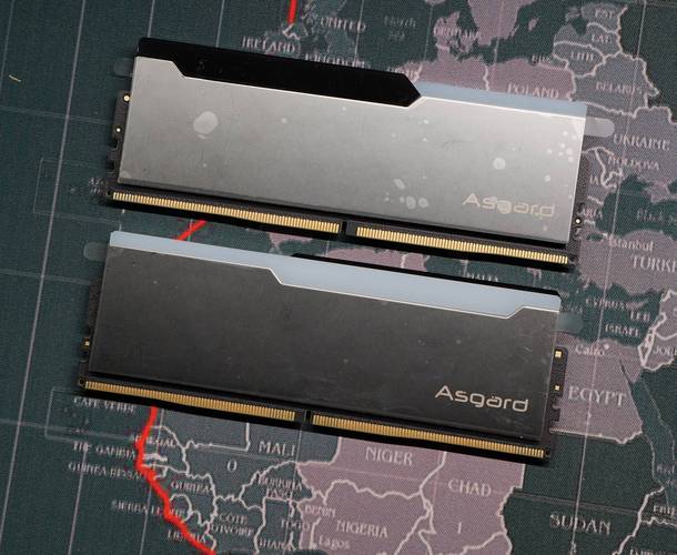 电脑内部散热系统，展示内存散热片和气流