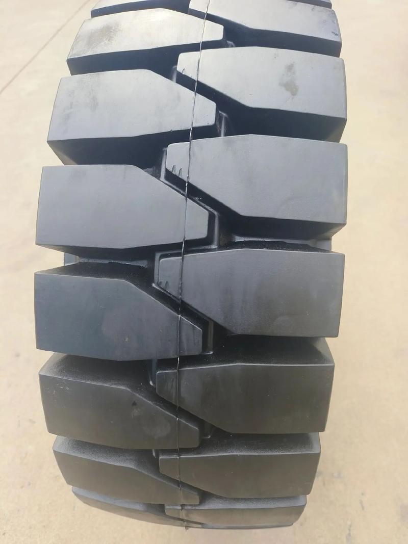 多款键盘并排展示，突出不同布局和设计