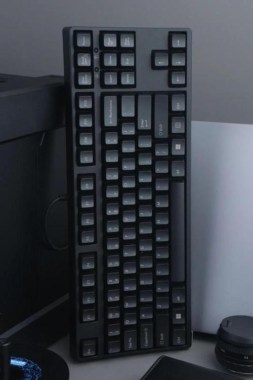 机械键盘外观设计，展示紧凑布局和RGB灯光