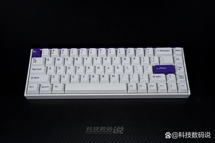 机械键盘轴体特写，展示不同轴体结构