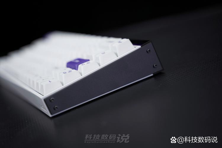 多款键盘并排对比，展示不同设计和布局