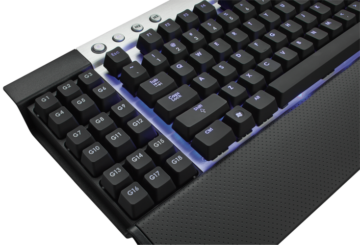 人手在机械键盘上打字，展示输入体验和背光效果