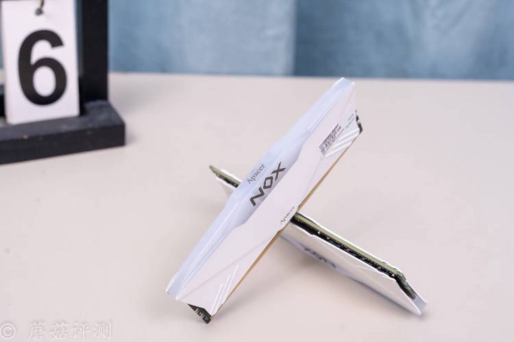 电脑机箱内部，白色内存与黑色组件形成对比，突出外观美感