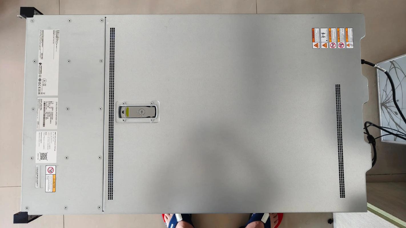 显示器侧面视图，展示薄边框