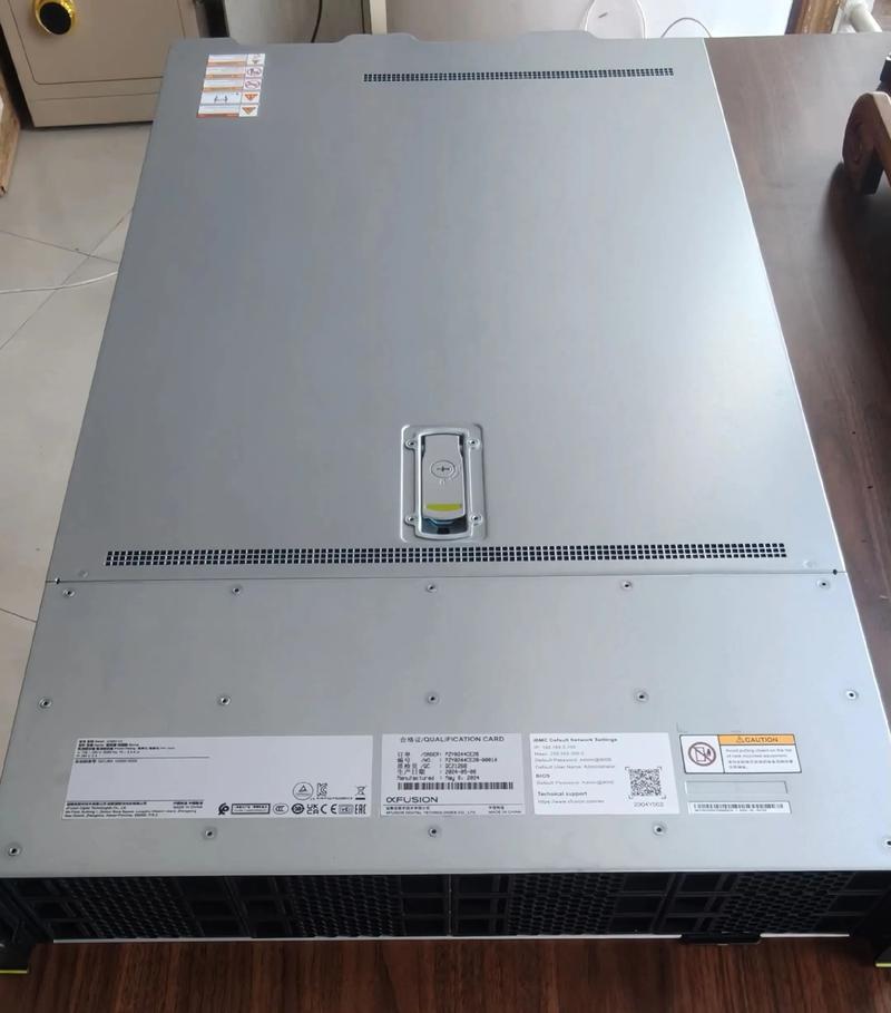 黑色显示器在桌面上，简约设计