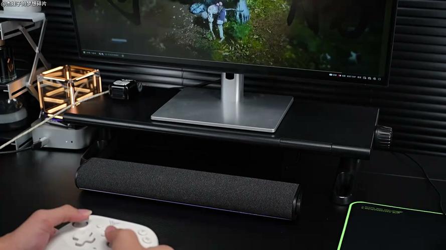 内存条特写，显示金手指和PCB细节