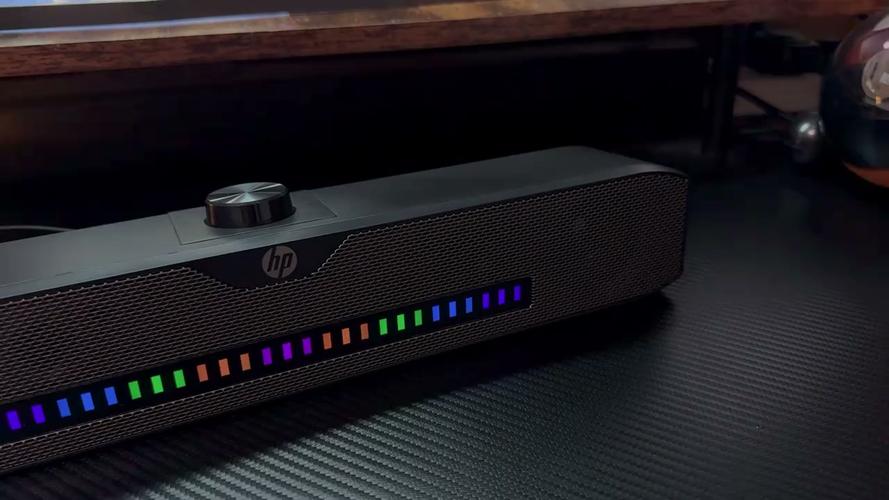 笔记本电脑运行多任务，展示内存效能