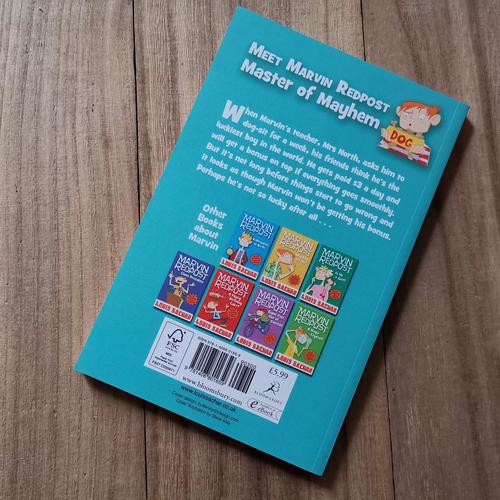 购物车中的电脑硬件，象征购买决策