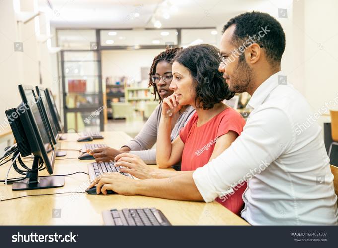 办公室多屏设置与健康办公环境