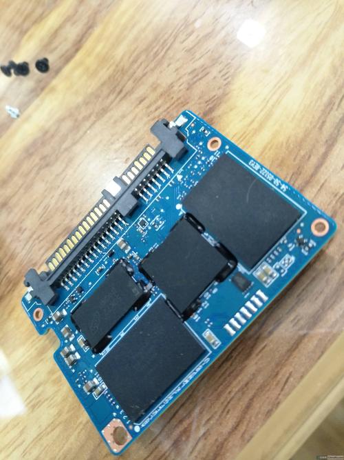 多种存储设备排列对比