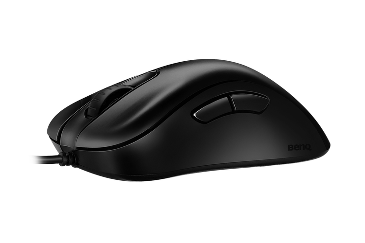 玩家在电脑前比较不同鼠标，做出购买决策