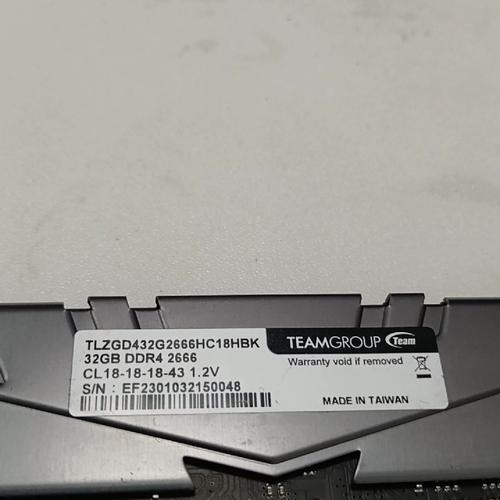 内存模块特写，展示芯片和电路板