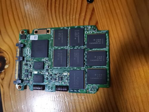 固态硬盘内部组件展示