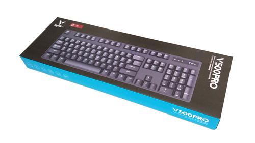 电脑桌上并排放置的多款不同键盘特写