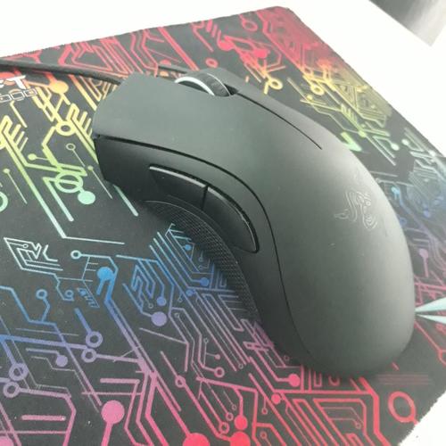 第一人称射击游戏屏幕，展示鼠标控制视角