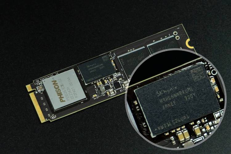 电脑硬件内部组件展示，突出存储设备