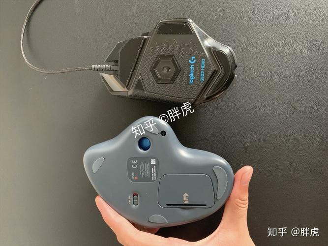 白色游戏鼠标设计特写