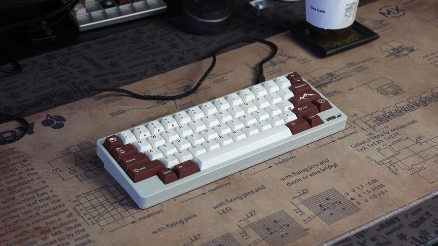 手在键盘上打字特写