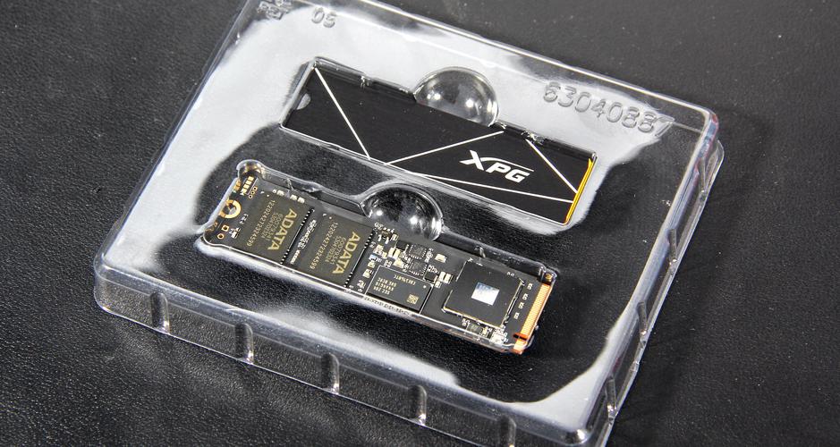 老旧笔记本电脑与升级后的固态硬盘，象征电脑焕新