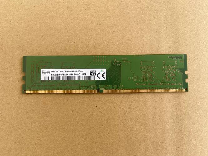 电脑内存条特写，展示PCB板和金手指