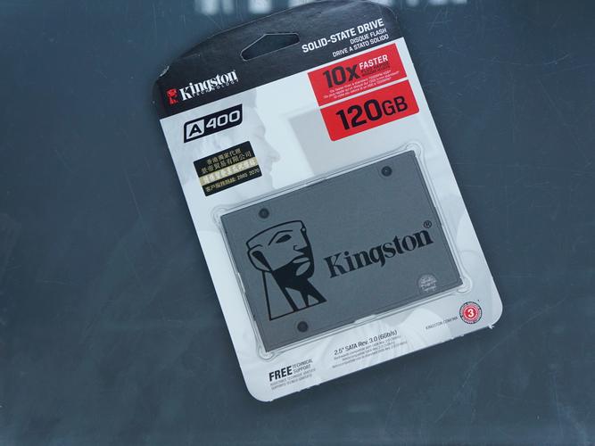 电脑硬件内部组件，展示存储设备接口