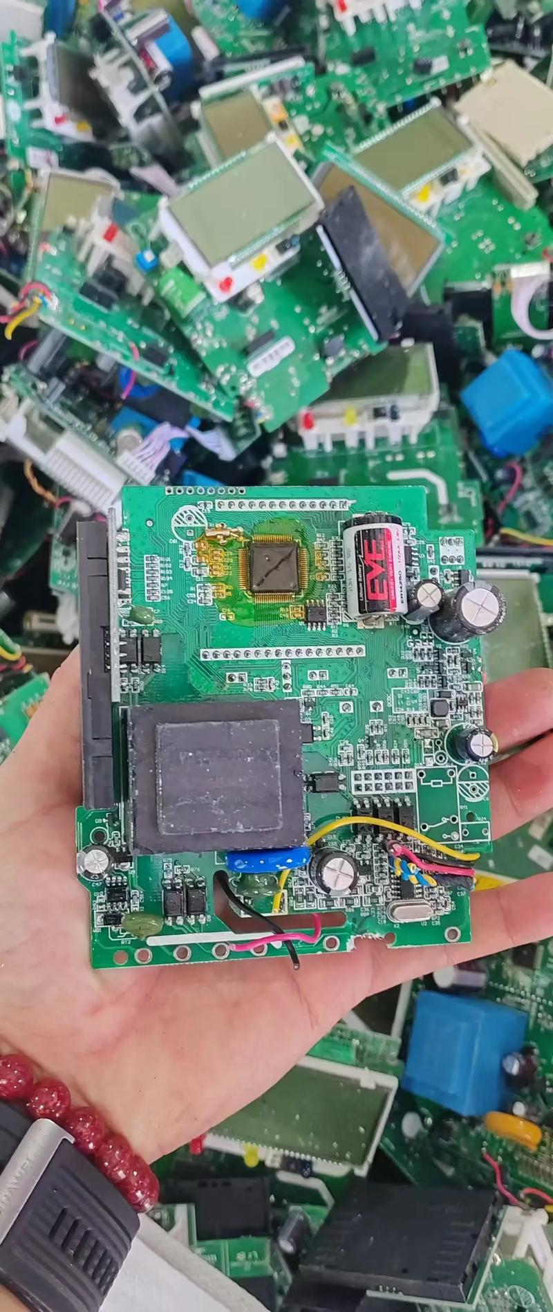 黑色内存条安装在主板上，展示简约设计