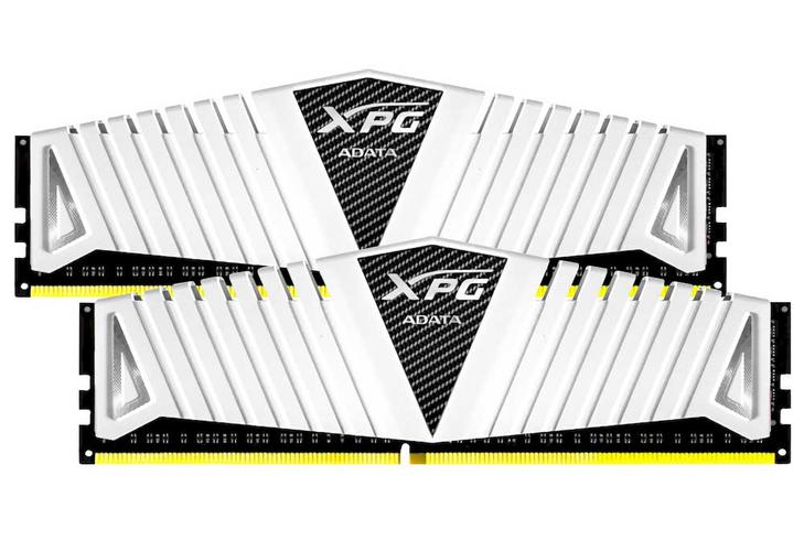 电脑内存条特写，展示散热马甲设计