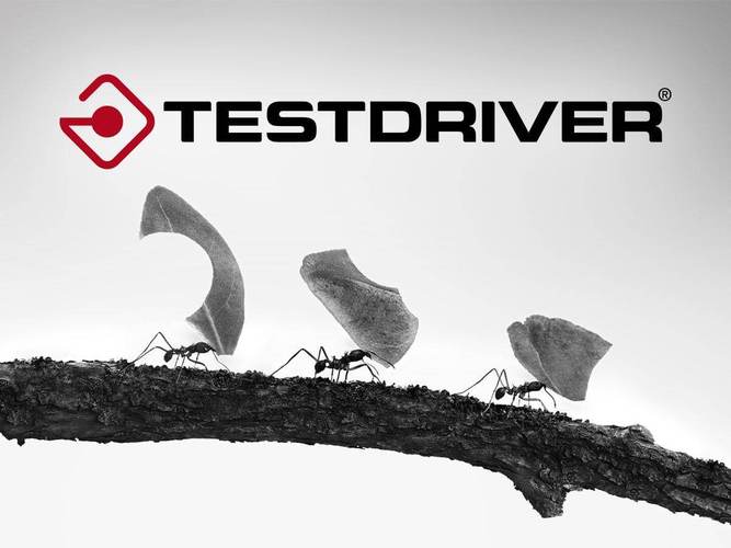 技术人员正在测试显示器色彩和响应时间