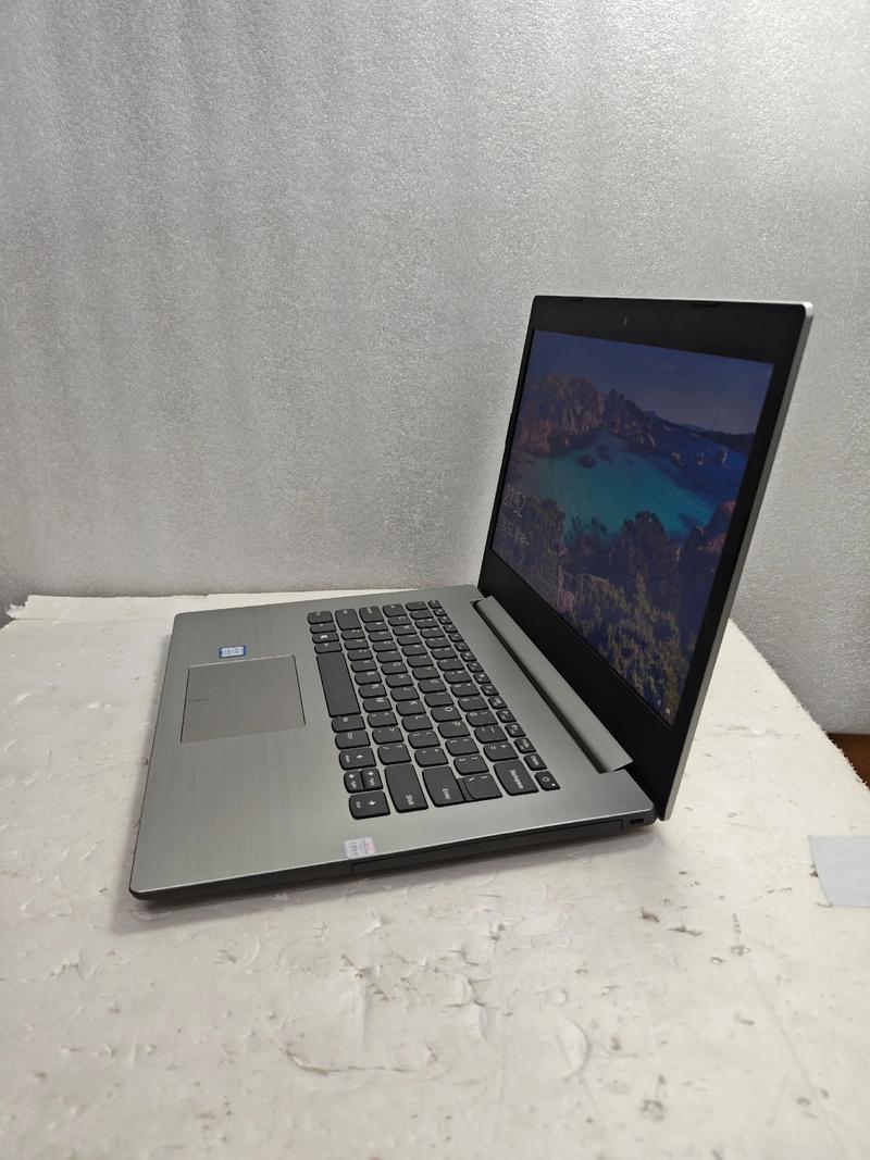 显示器背部接口特写