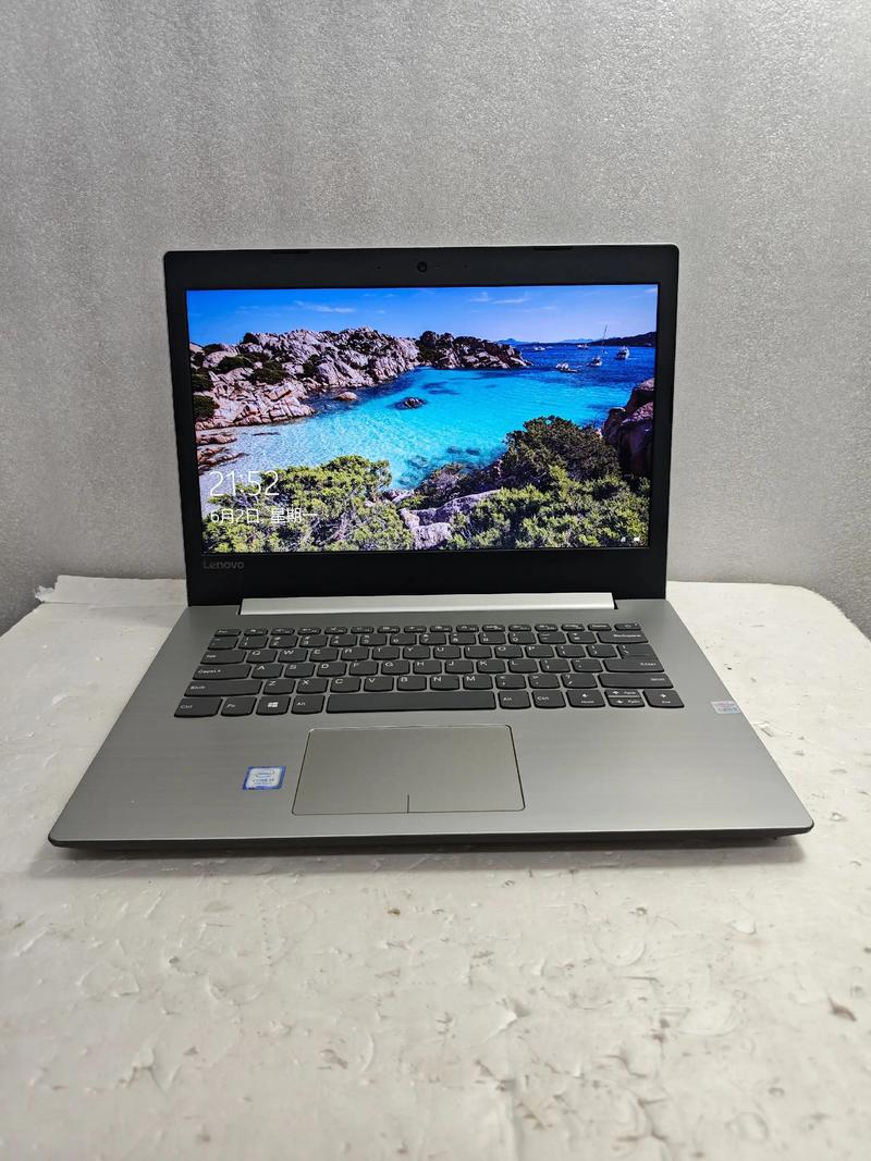 黑色显示器在办公桌上