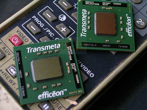 创作者使用电脑进行设计工作