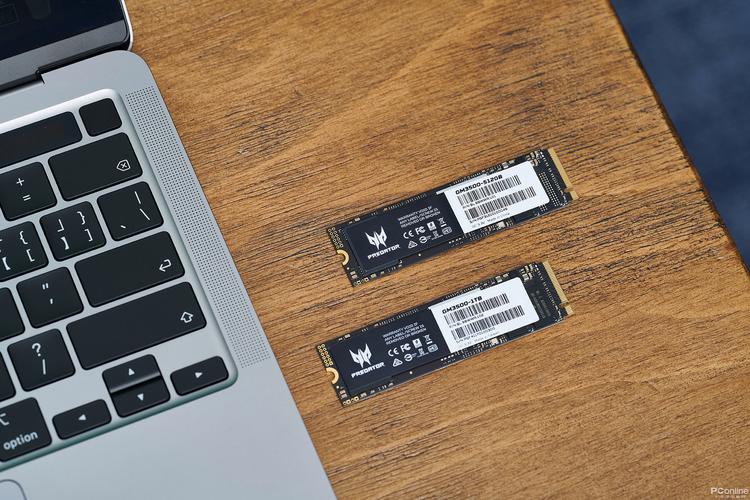 固态硬盘特写，展示芯片与接口