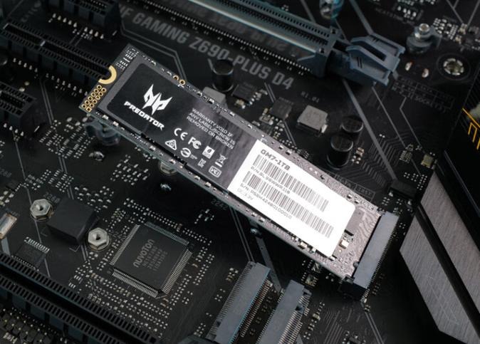 电脑硬件安装示意图，展示兼容性检查