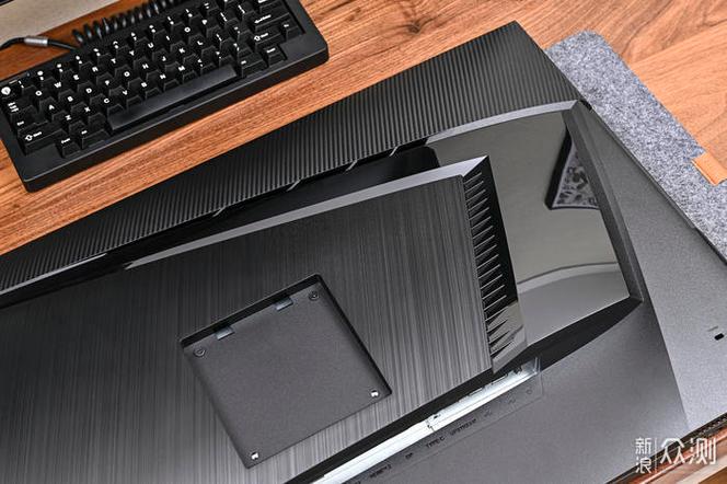 黑色电竞显示器在桌面上的外观