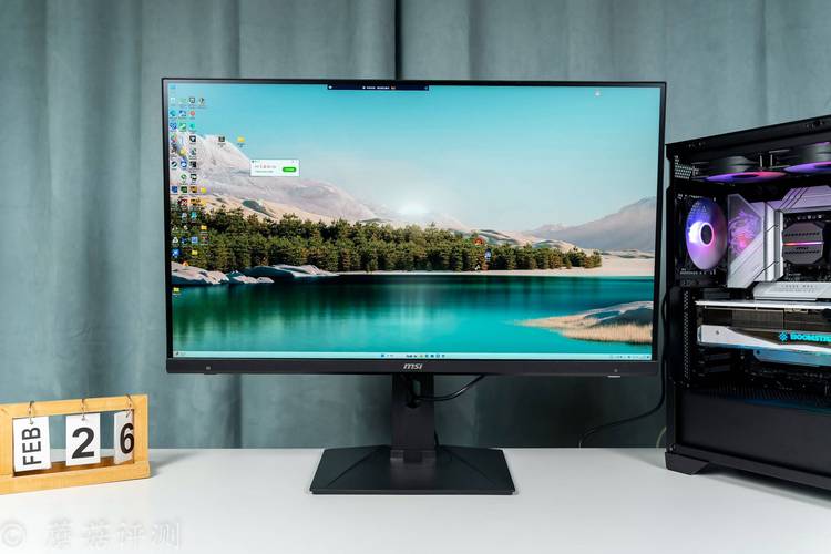 消费者在电脑前使用显示器