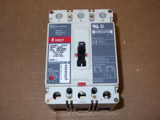 办公桌上鼠标和笔记本电脑