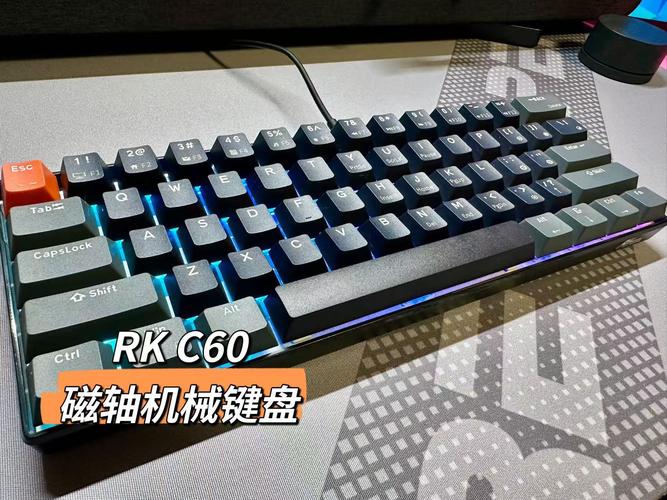 紧凑型机械键盘在桌面上展示