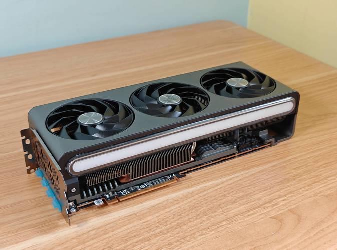 显卡散热风扇特写,展示三风扇布局