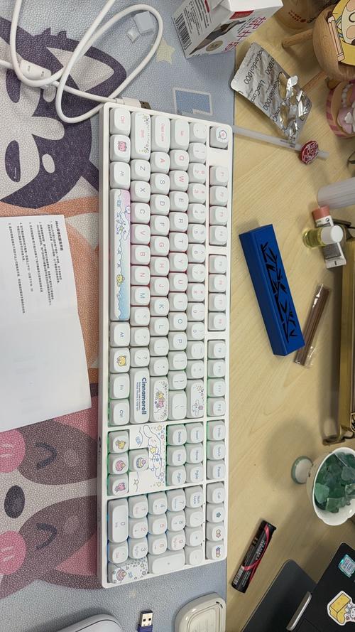 紧凑型键盘在桌面上的摆放,体现空间节省