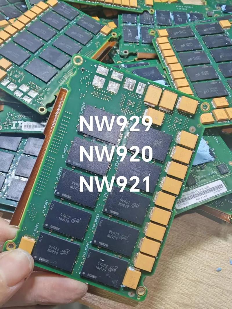 价格标签与硬币堆叠象征性价比分析