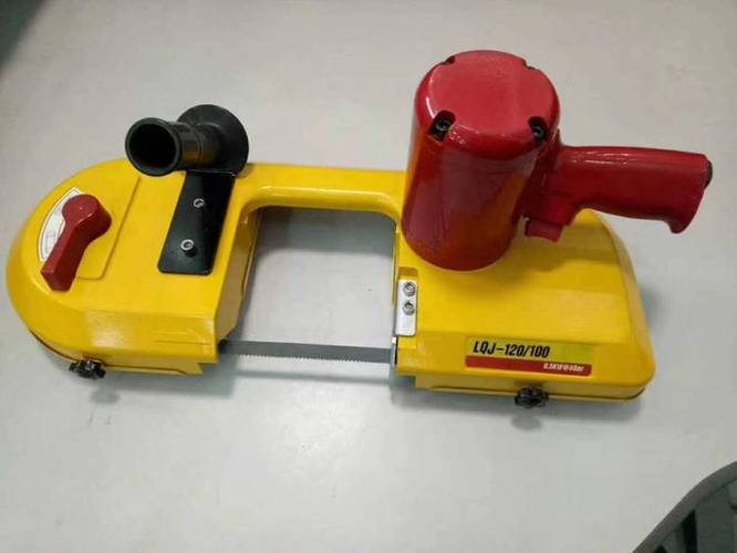 鼠标DPI切换按钮特写,展示技术细节