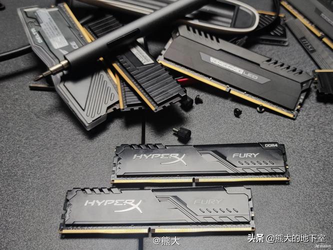 电脑硬件内部视图,包括内存插槽