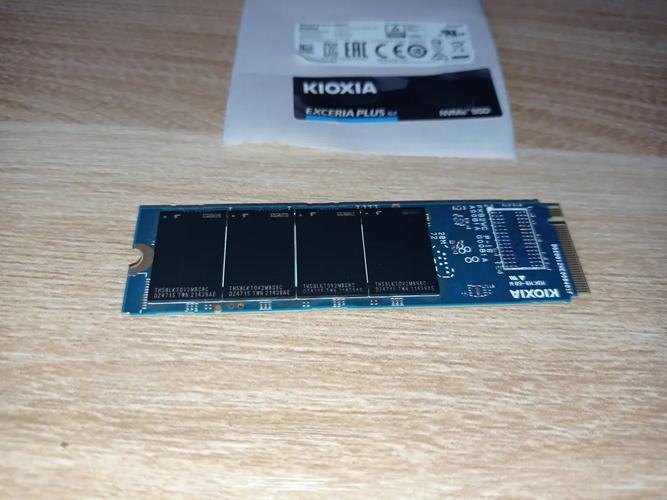 购物车中的电子产品，象征购买决策