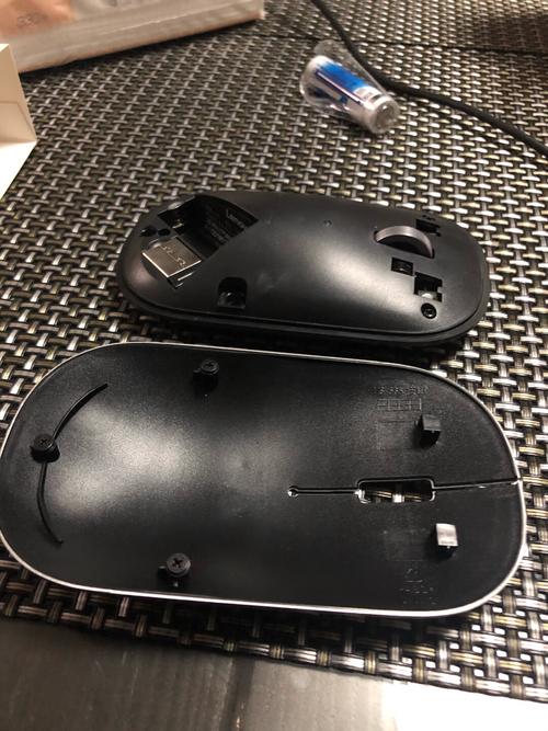 无线鼠标和USB接收器特写