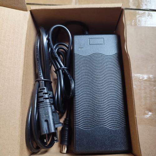 鼠标电池与充电接口特写