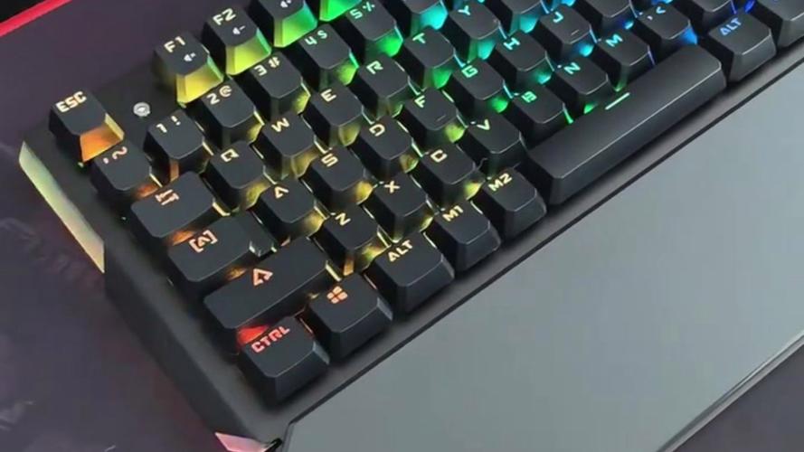 键盘在游戏场景中使用,展示快速敲击和背光效果