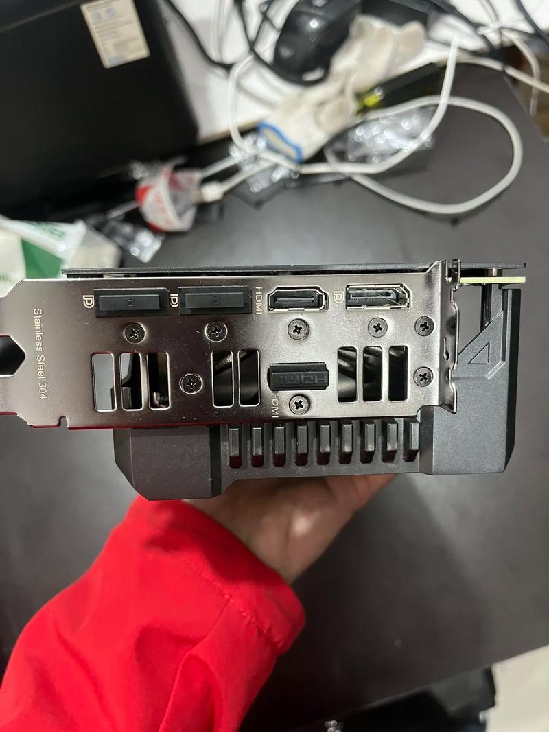 技术人员组装电脑，象征硬件选择与搭配