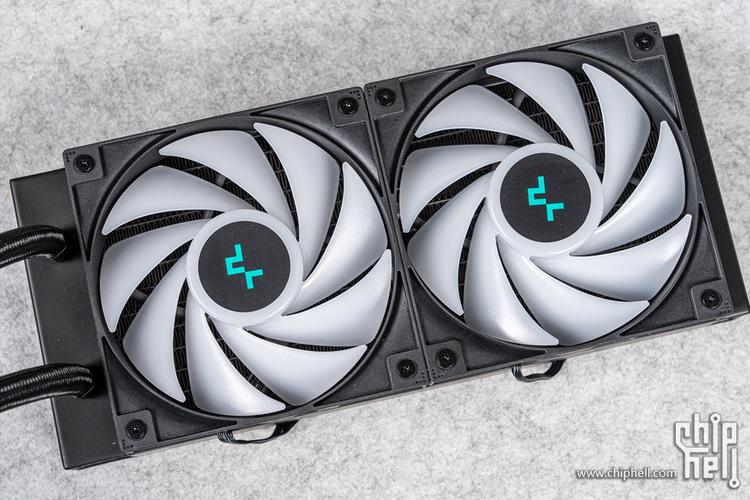 白色显卡在机箱中的特写